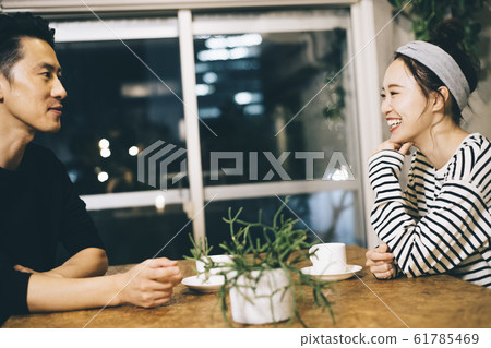 一對夫婦在房間裡喝咖啡 一對夫婦在房間裡喝咖啡 61785469