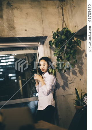 在房間裡喝咖啡的女商人 在房間裡喝咖啡的女商人 61785470