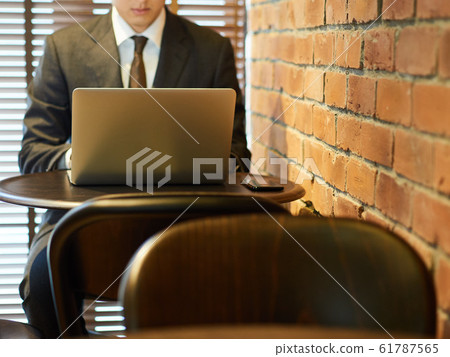 操作個人電腦的人 操作個人電腦的人 61787565