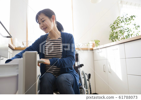 輪椅生活形象廚房年輕女人 61788073