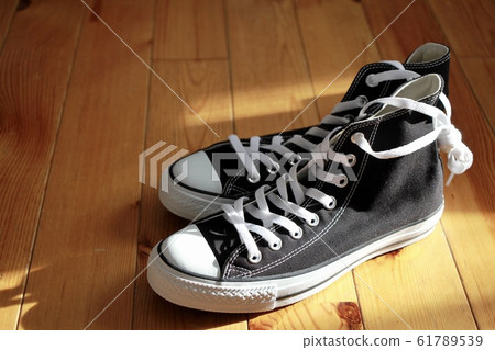 新款黑色繫帶高筒運動鞋 新款黑色繫帶高筒運動鞋 61789539