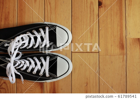 新款黑色繫帶高筒運動鞋 61789541