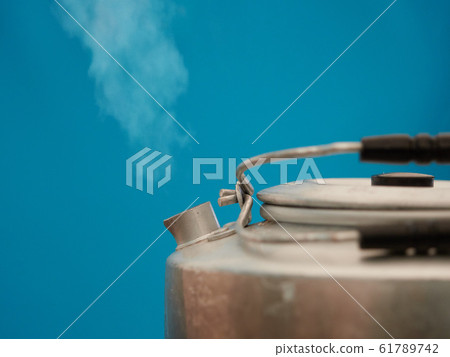 用熱水從鍋裡出來的蒸汽 用熱水從鍋裡出來的蒸汽 61789742