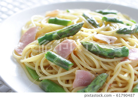 春季通心粉配綠色蔬菜芽和綠蘆筍 61790487