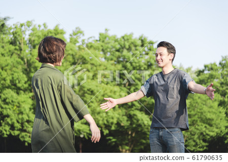 Young couple hugging 61790635