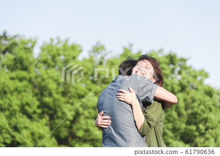 Young couple hugging 61790636