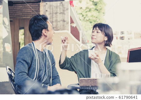 愛在咖啡館對年輕夫婦 愛在咖啡館對年輕夫婦 61790641