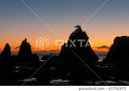 Pier rock of the morning glow Pier rock of the morning glow 61792973