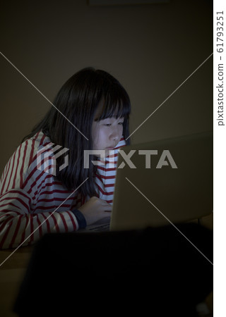 一個孩子在晚上看電腦 一個孩子在晚上看電腦 61793251