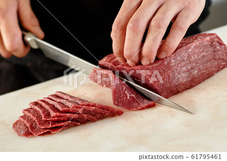 男子切肉 男子切肉 61795461