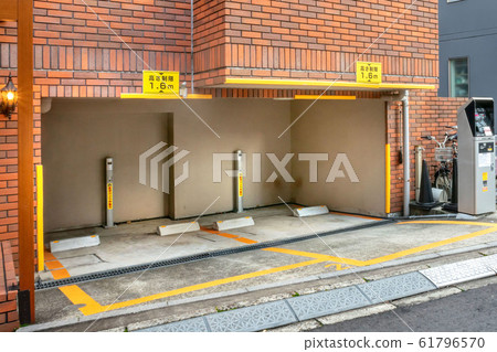 Small parking lot 61796570