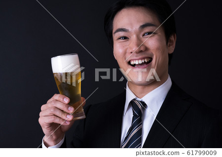 商人(啤酒,黑色背景 商人(啤酒,黑色背景 61799009