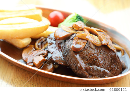 美味的棕褐色燉 美味的棕褐色燉 61800121