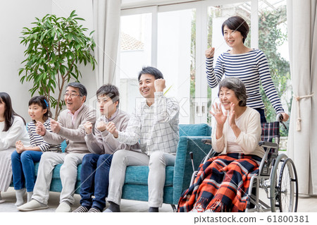 Three-generation family support Cheering sports watching Olympics 61800381