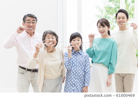 Three generation family toothpaste Three generation family toothpaste 61800469