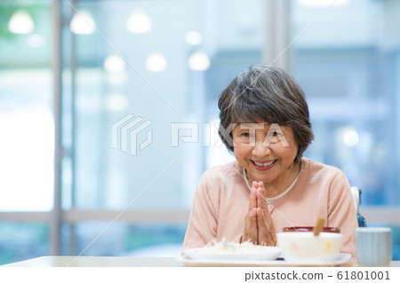 Senior woman to eat Senior woman to eat 61801001