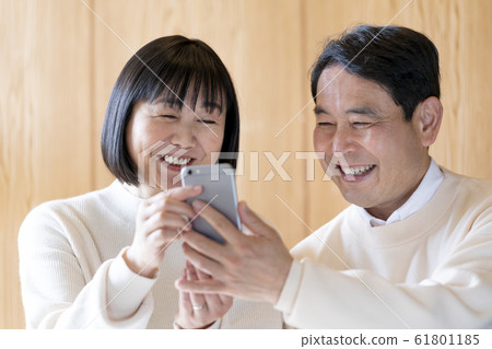 看著智能手機的年長夫婦 看著智能手機的年長夫婦 61801185