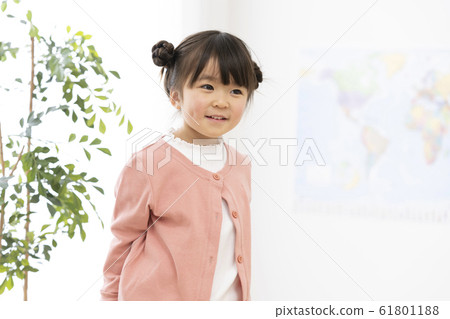 5歲女孩微笑 5歲女孩微笑 61801188
