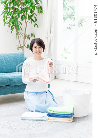 中年女人洗衣折疊家務 61801474