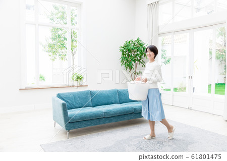 中年女士洗衣家務 61801475