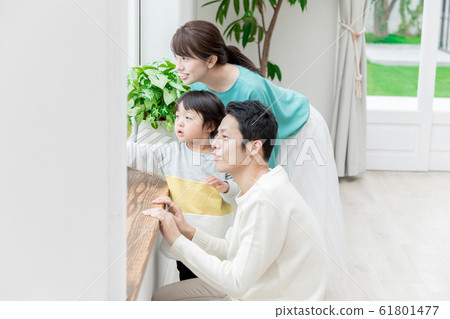 父母和孩子望著雨 61801477