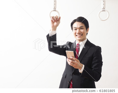 拿著皮帶和微笑的商人 61801805