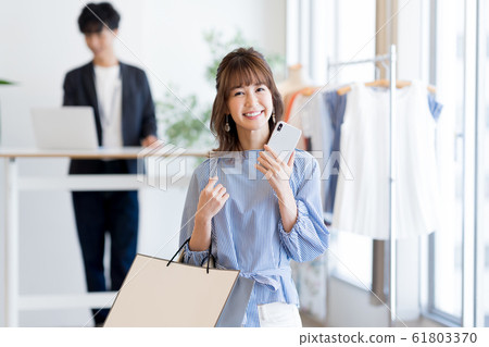 年輕的女人,購物,智能手機 年輕的女人,購物,智能手機 61803370