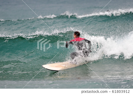 享受冬季衝浪的衝浪者 享受冬季衝浪的衝浪者 61803912