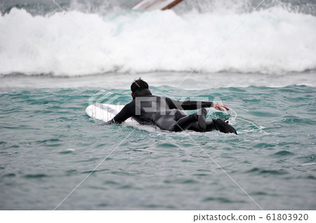 享受冬季衝浪的衝浪者 享受冬季衝浪的衝浪者 61803920