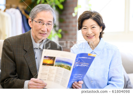 Senior couple planning a trip 61804098