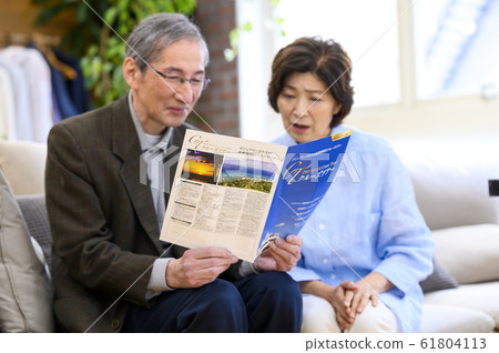 Senior couple planning a trip (pain pinto) 61804113