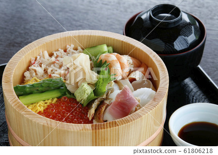 Bowl of rice topped with sashimi  61806218