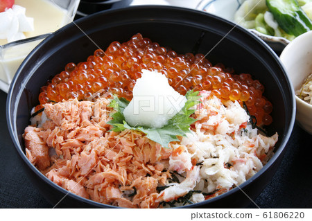 Bowl of rice topped with sashimi  61806220