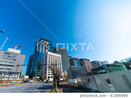 日本的東京城市景觀：大手町建築物和電梯安裝工作的視圖（東京地鐵東西線竹橋站） 61806960