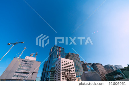 日本的東京城市景觀：大手町建築物和電梯安裝工作的視圖（東京地鐵東西線竹橋站） 61806961