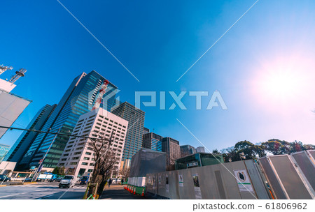 日本的東京城市景觀：大手町建築物和電梯安裝工作的視圖（東京地鐵東西線竹橋站） 61806962