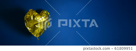 Golden heart shaped air ballon 61809951