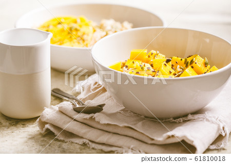 Oatmeal with mango and pumpkin seeds 61810018