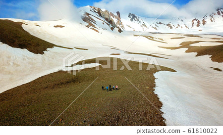 A group of tourists are at the foot of Mount A group of tourists are at the foot of Mount 61810022