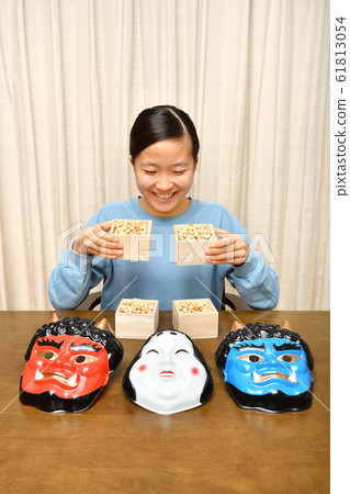 Girl enjoying setsubun Girl enjoying setsubun 61813054