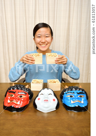 Girl enjoying setsubun Girl enjoying setsubun 61813057