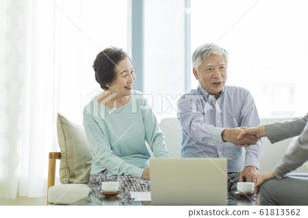 Senior couple negotiations Senior couple negotiations 61813562