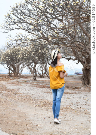Young woman walking casually Young woman walking casually 61814589