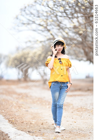 隨便走的年輕女人 隨便走的年輕女人 61814663