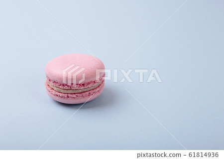 Tasty pink macaroons 61814936