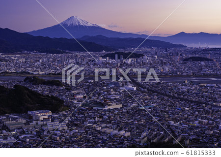 (Shizuoka Prefecture) City of Shizuoka city and Mt. Fuji dawn 61815333