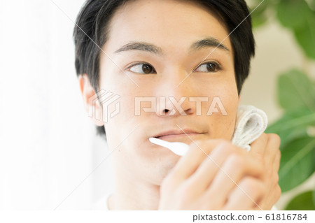 男士美容(年輕人,刷牙,穿衣 男士美容(年輕人,刷牙,穿衣 61816784