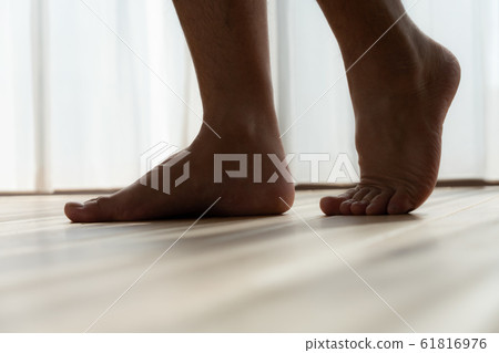 赤腳地板男性剪影 61816976