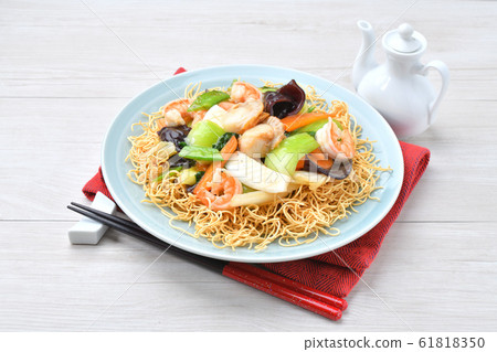 Seafood (five eyes) Chinese bean, kata yakisoba. Ankake soba noodles with seafood and vegetables 61818350