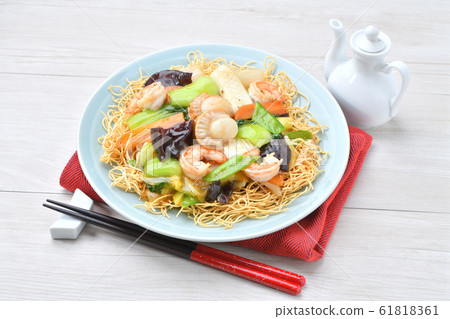 Seafood (five eyes) Chinese bean, kata yakisoba. Ankake soba noodles with seafood and vegetables 61818361